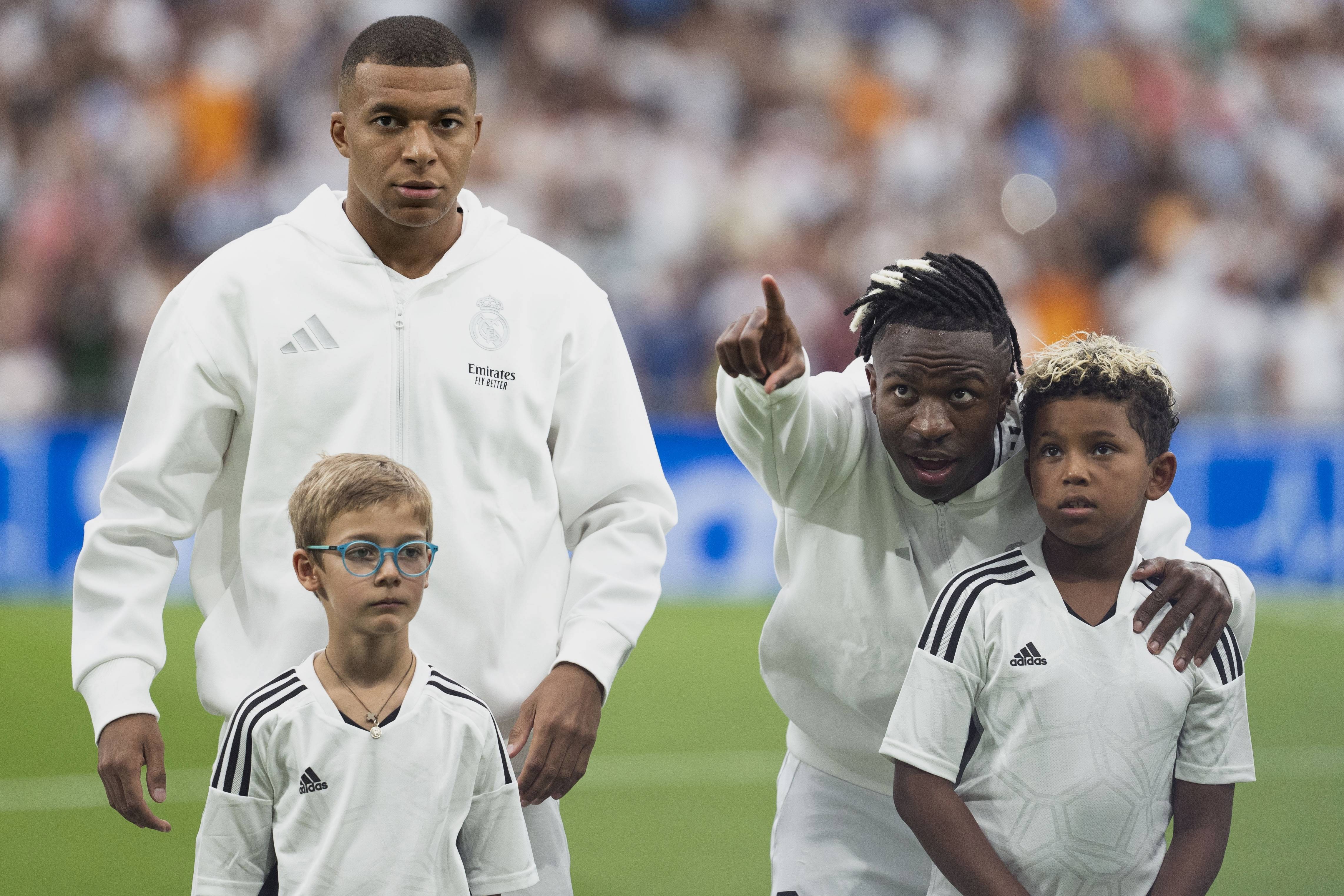 关键时刻体能课后，马赛队长鼓劲备战西甲，赛场秩序良好，年轻球员得到机会的简单介绍